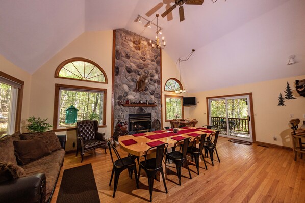 Interior - Peaceful Luxurious Getaway! Large, private 3-Level Home with Fireplace! 8 acres! (Peebles)