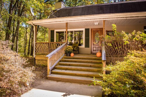 Peaceful Luxurious Getaway! Large, private 3-Level Home with Fireplace! 8 acres!