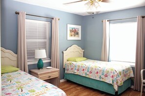 3 bedrooms, desk, iron/ironing board, free WiFi - BeachsideCottge,easywalk2BestBeach,3bdrm2bth,UpperDeck,FreeWiFi,PetsWlcmFncdYrd (St Augustine)