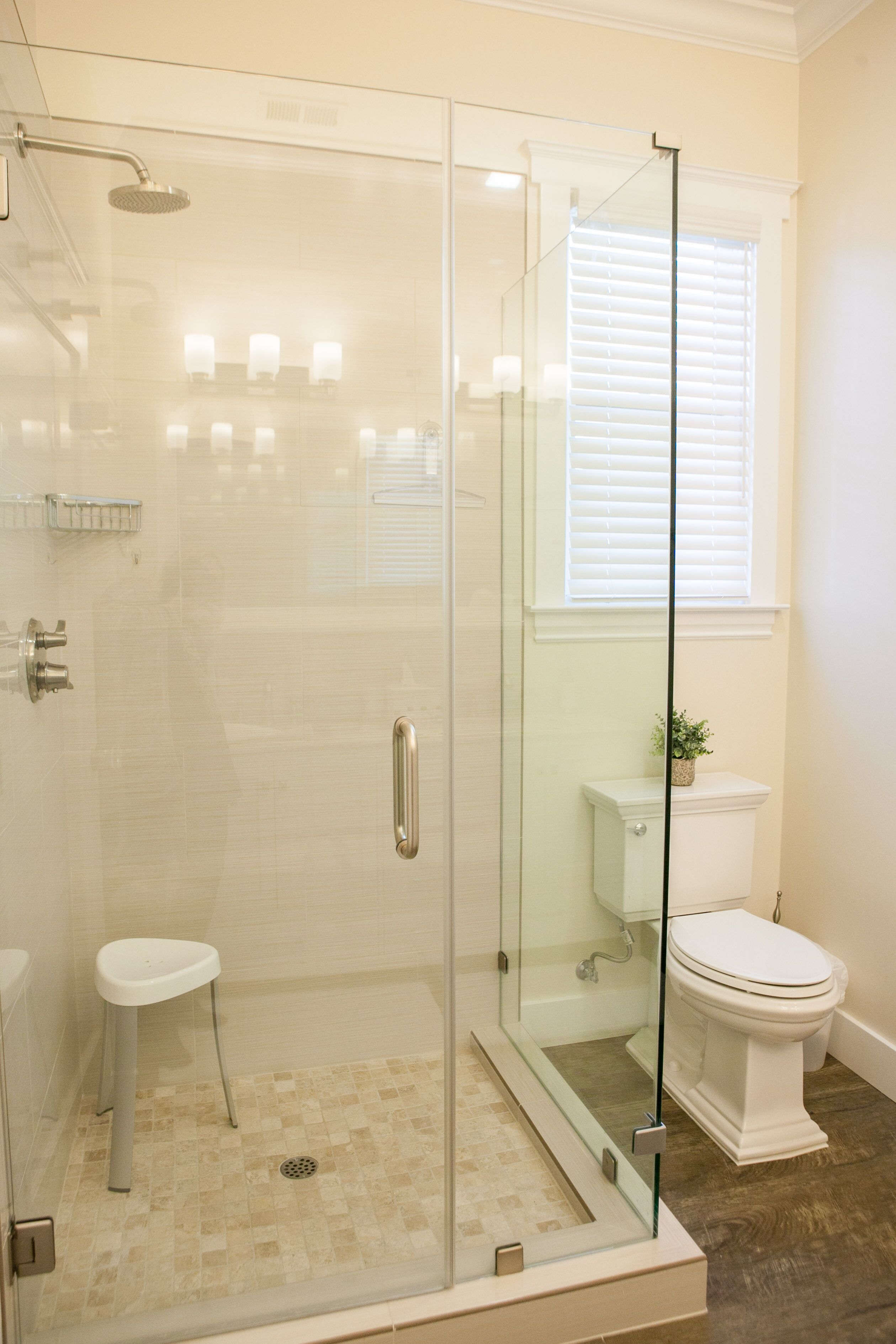 Douche, séchoir à cheveux, serviettes fournies, savon