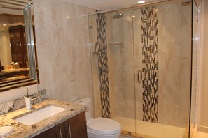 Doccia, asciugacapelli, bidet, asciugamani