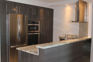 Køleskab, mikrobølgeovn, ovn, kogeplade