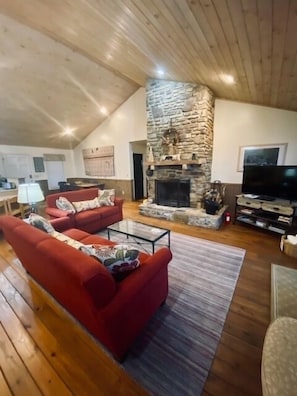 Smart TV, fireplace, DVD player, books - Breathtaking Views of Smoky Mts, Minutes from Gatlinburg, 10% off 7+ day stay (Sevierville)