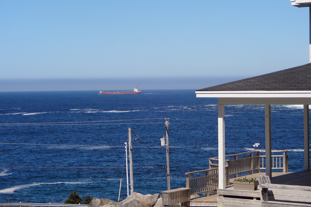 Beautiful home in Flatrock, spectacular ocean view, spacious grounds, magical
