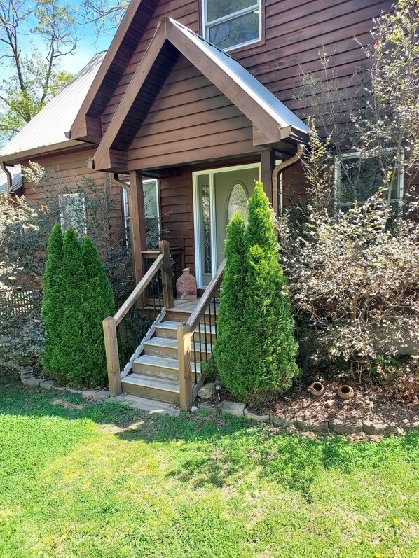 Exterior detail - Beautiful Lakefront Getaway (Cedar Bluff)