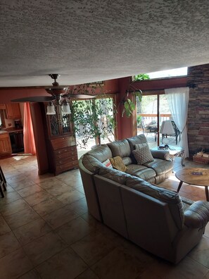 TV, DVD player, stereo - Beautiful Lakefront Getaway (Cedar Bluff)