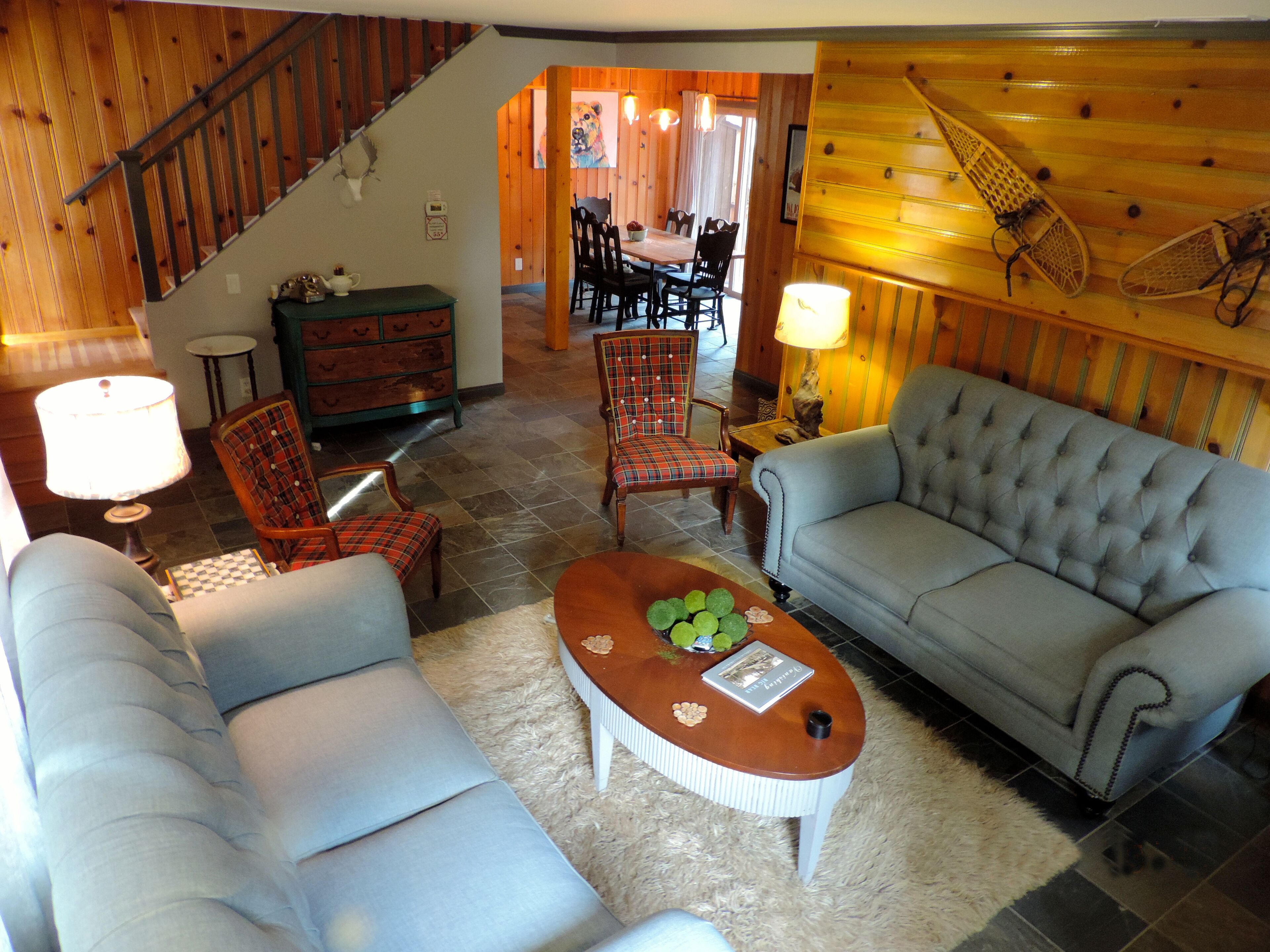 Remodeled stylish, 3 bedrooms 2 story log cabin, hottub, sleeps 7 ,PeterPan area