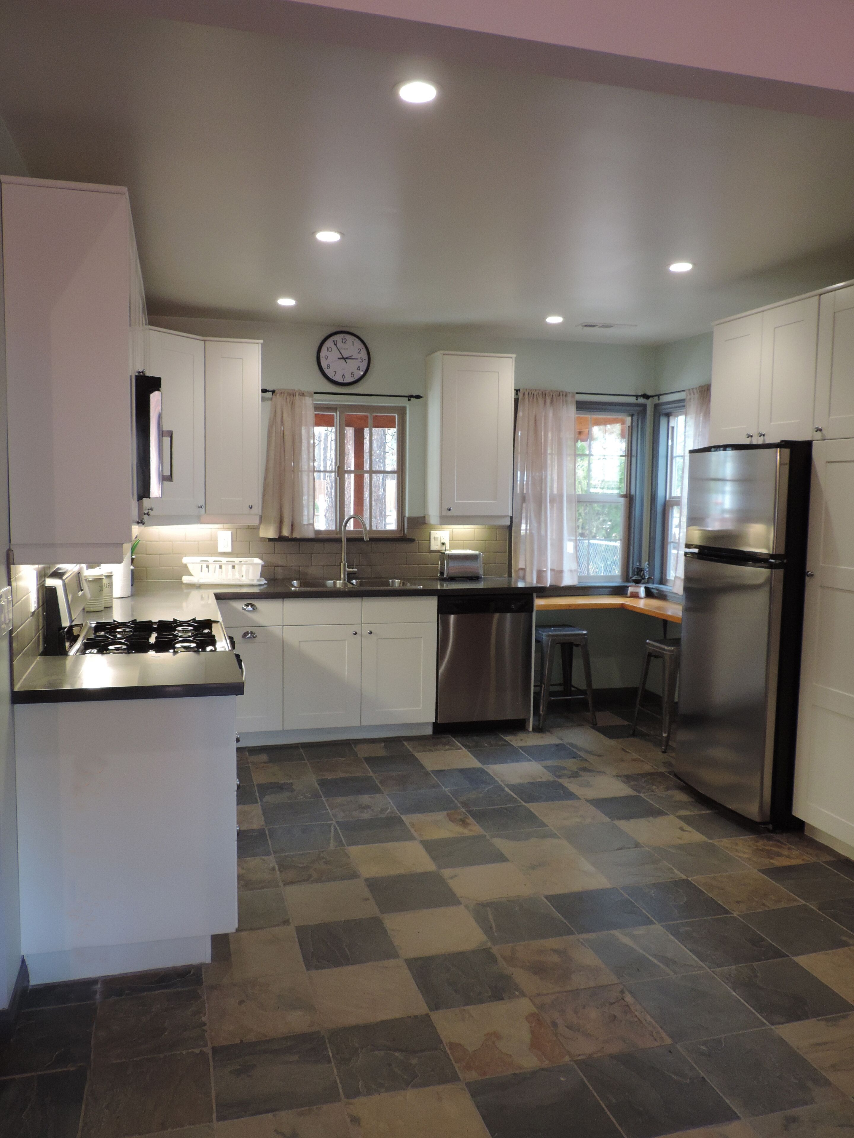 Remodeled stylish, 3 bedrooms 2 story log cabin, hottub, sleeps 7 ,PeterPan area