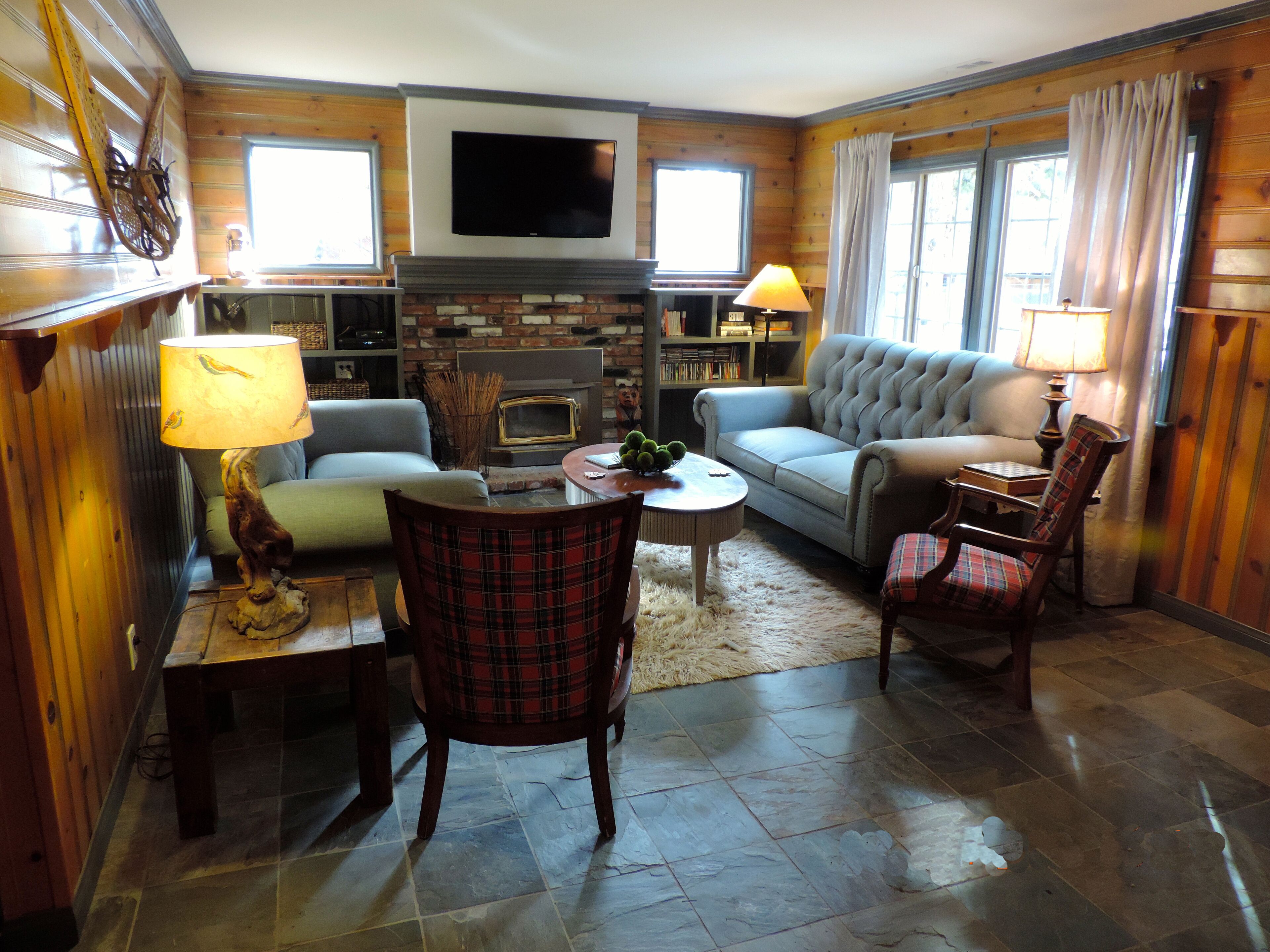 Remodeled stylish, 3 bedrooms 2 story log cabin, hottub, sleeps 7 ,PeterPan area