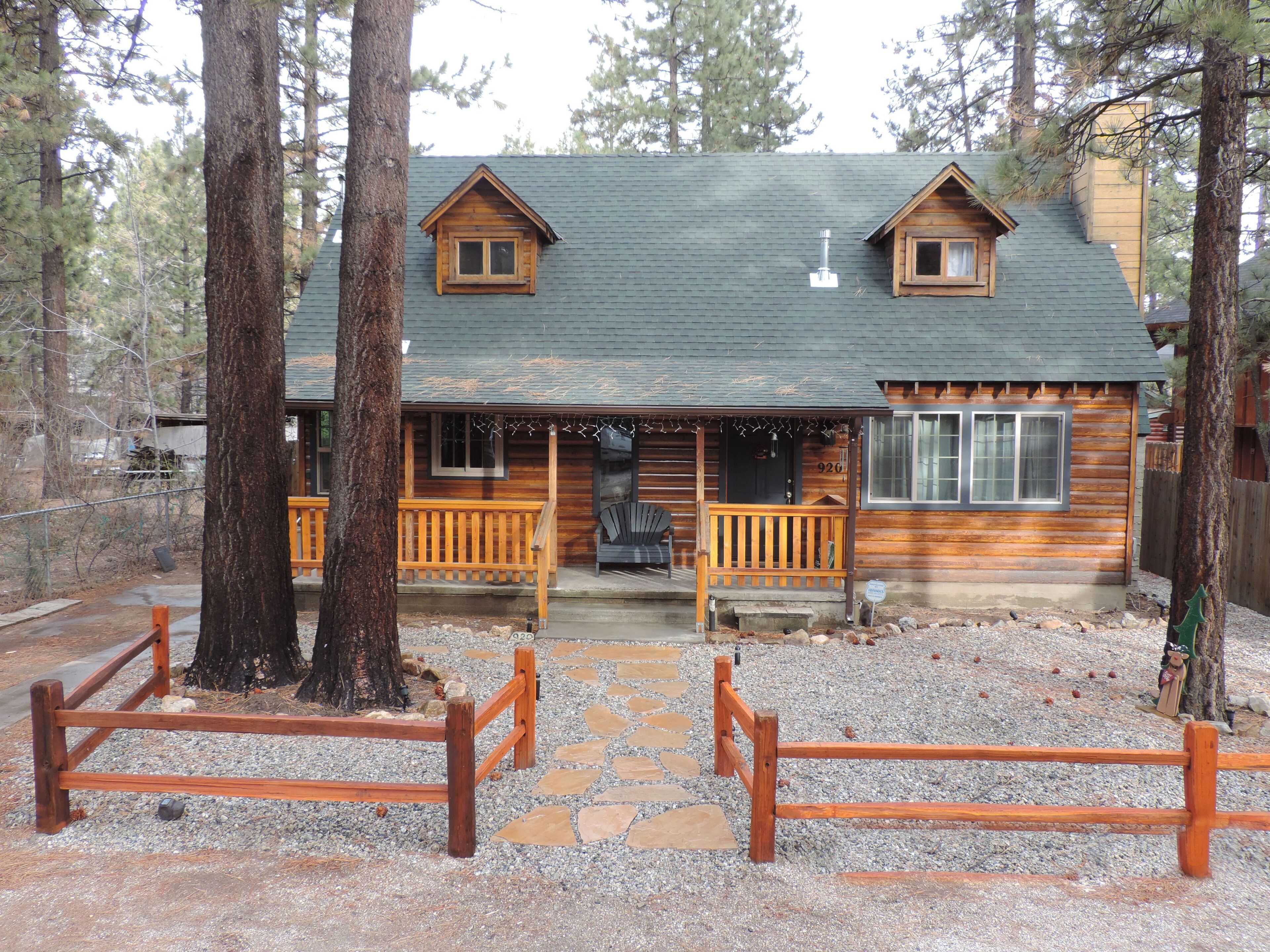 Remodeled stylish, 3 bedrooms 2 story log cabin, hottub, sleeps 7 ,PeterPan area