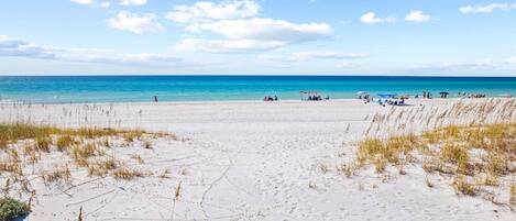 Plage, chaises longues, serviettes de plage