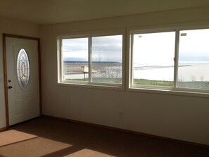 Interior - Old Town Kenai Bluff House, Breathtaking Views (Kenai)
