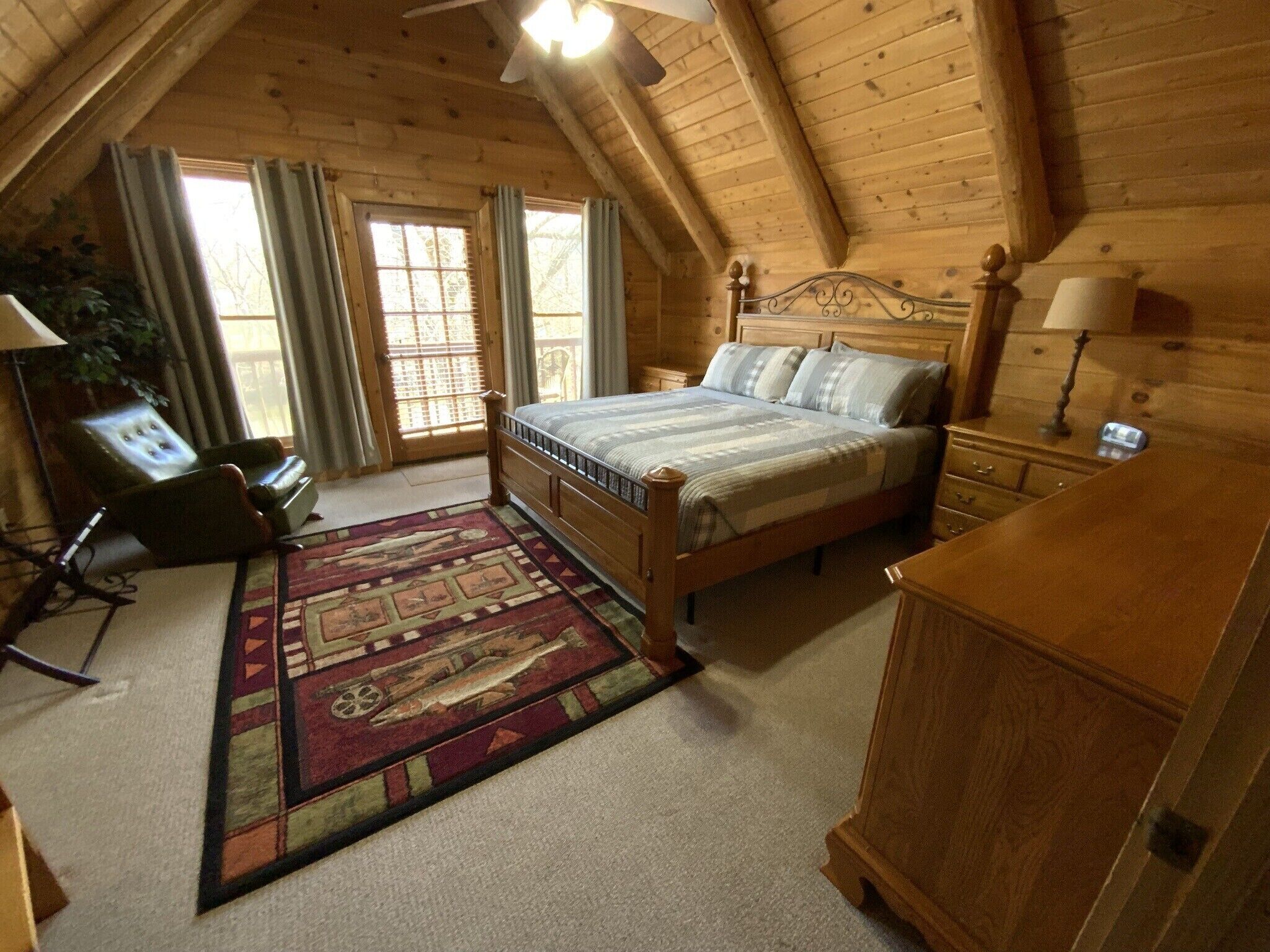 "Fishin Hole" Cabin Overlooking the "Little River'" in Townsend,TN  Family Owned