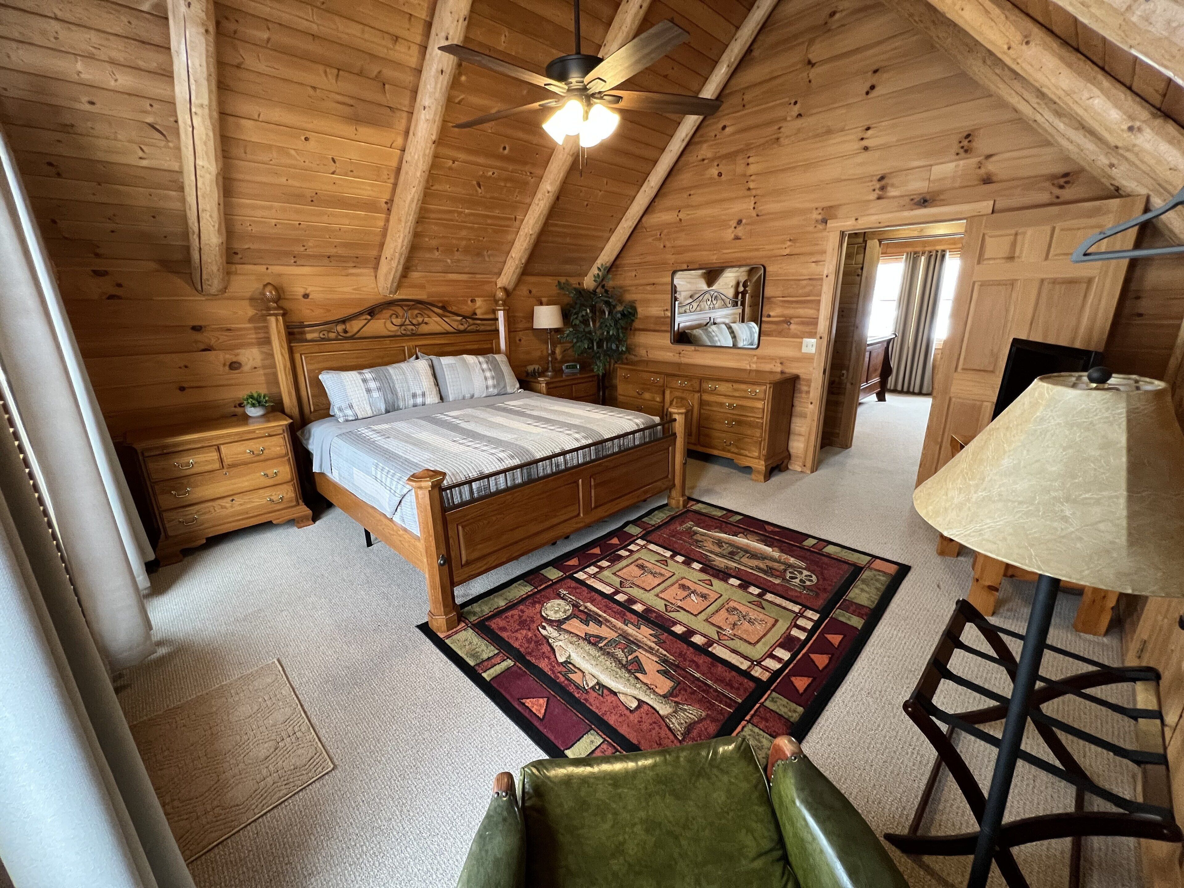 "Fishin Hole" Cabin Overlooking the "Little River'" in Townsend,TN  Family Owned