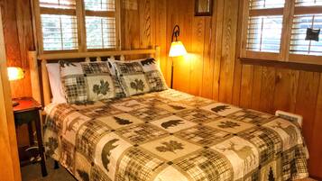 3 bedrooms, desk, iron/ironing board, travel crib