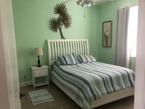 3 makuuhuonetta, tallelokero huoneessa, silitysrauta/-lauta