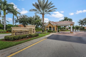 A sign for Briarwood with a covered entrance and a well-maintained lawn. - Large 3 Brd Briarwood Lake-View Pool Villa
NEWLY renovated Bathroom (Naples)