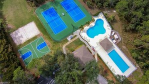 An aerial view of a property with two tennis courts, a swimming pool, and a covered area. - Large 3 Brd Briarwood Lake-View Pool Villa
NEWLY renovated Bathroom (Naples)