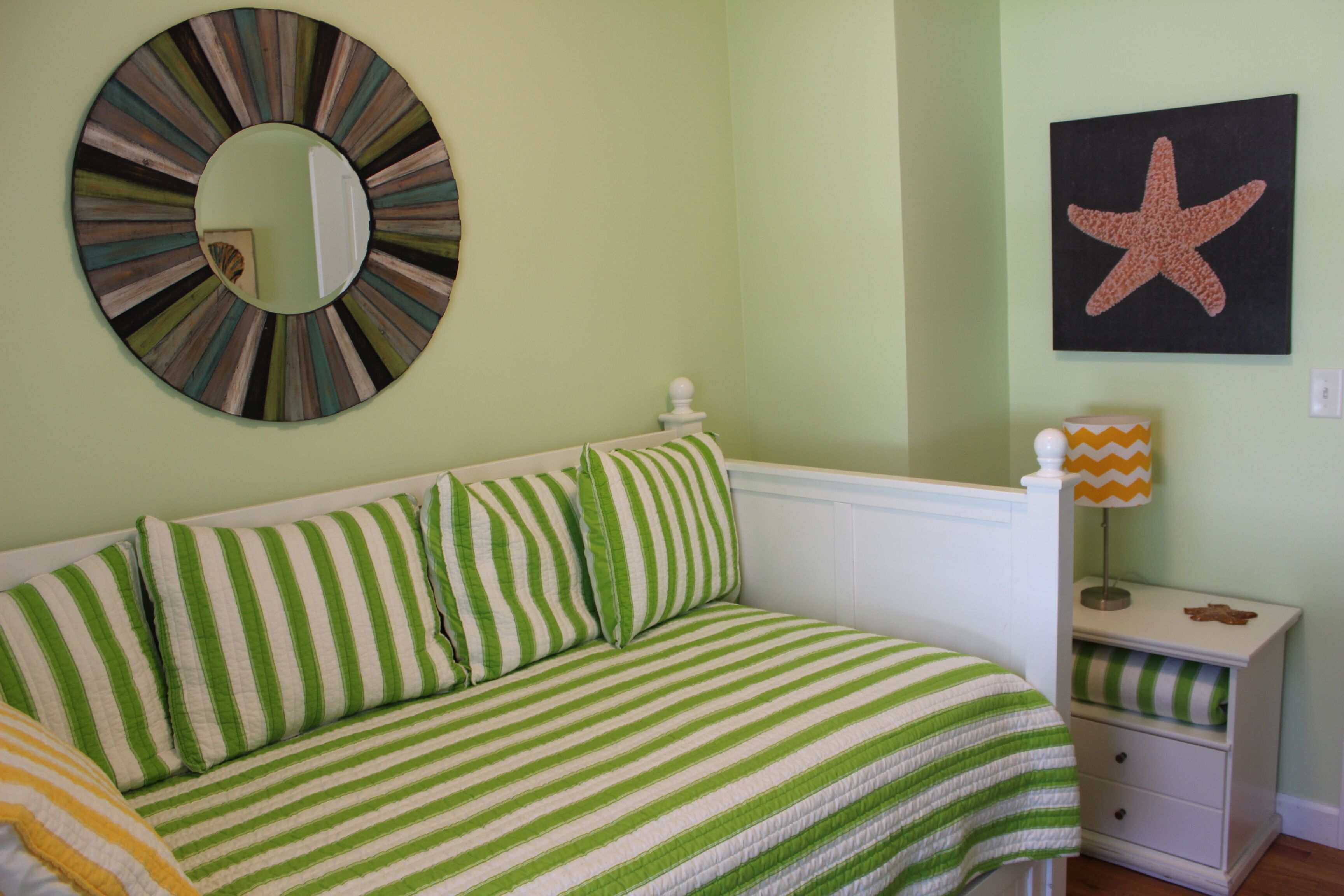 The Yellow Door Cottage -   AWESOME GARAGE GAME ROOM!  VERY CLEAN!