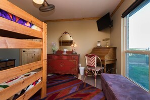 3 Schlafzimmer, Schreibtisch, Bügeleisen/Bügelbrett, Reisekinderbett