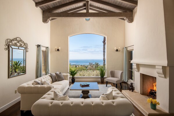 Smart TV, fireplace, DVD player - Amazing La Jolla Views with Pool & Spa! (San Diego)