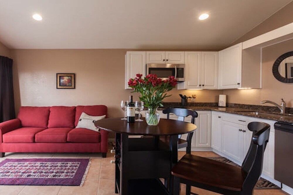Spectacular View in the Middle of Wine Country: Private 1-Bedroom Guesthouse