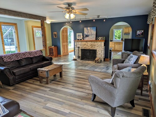 Modernisoitu klassinen hirsitalo lähellä ostosmahdollisuuksia ja auringonlaskun kävelyretkiä