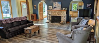 Modernized Classic Log Home Close to Shopping and Sunset Walks