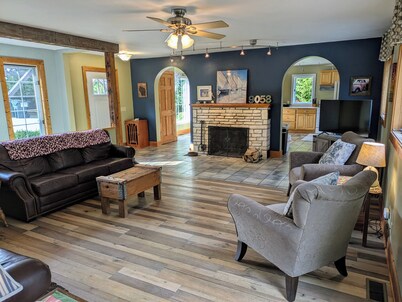 Modernized Classic Log Home Close to Shopping and Sunset Walks