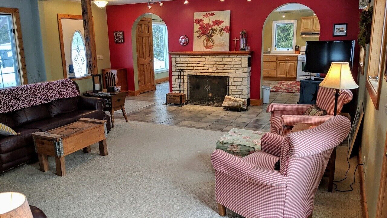 Modernized Classic Log Home Close to Shopping and Sunset Walks