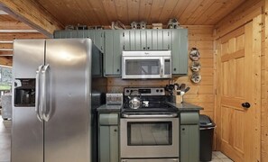 Cafetera y tetera, refrigerador, microondas y horno