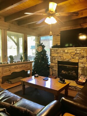 Smart TV, fireplace, video games, DVD player - Experience the Best of the Smoky Mountains at Our Creekside Log Cabin (Pigeon Forge)