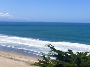Sur la plage, chaise longue