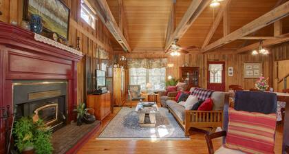 Spacious Cabin on 18 beautiful acres 20min from downtown. Spa services available