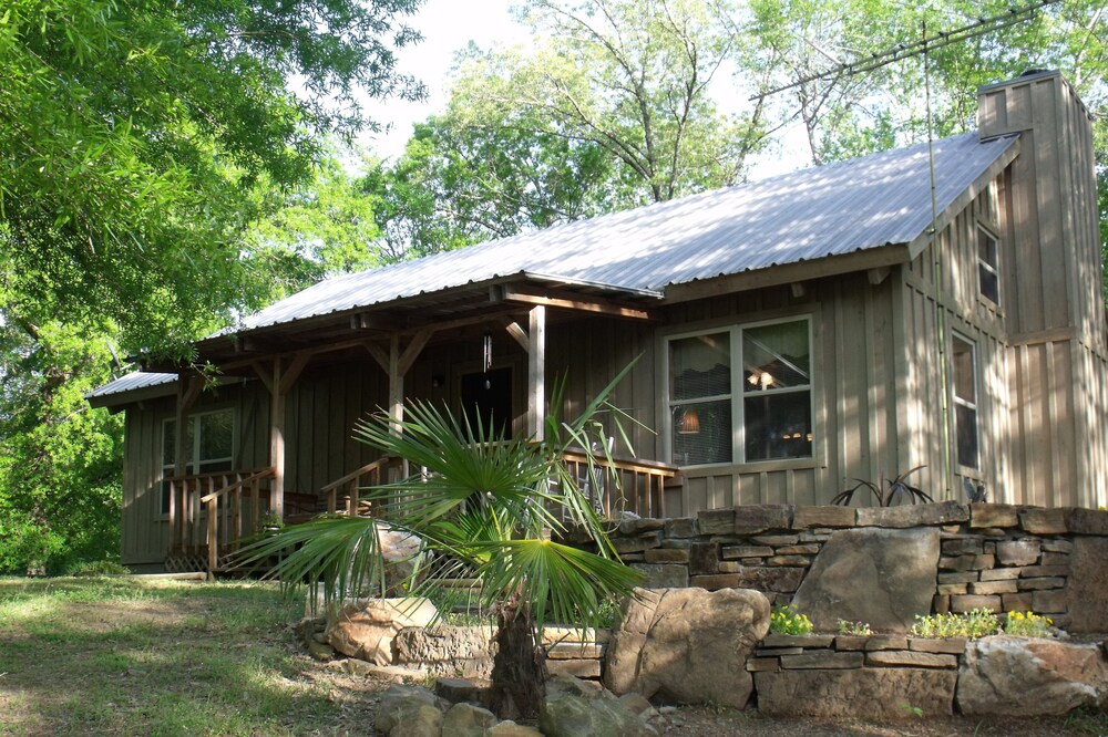 Spacious Cabin on 18 beautiful acres 20min from downtown. Spa services available