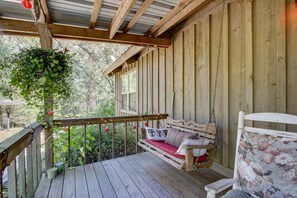 Property grounds - Spacious Cabin on 18 beautiful acres 20min from downtown. Spa services available (Pearcy)