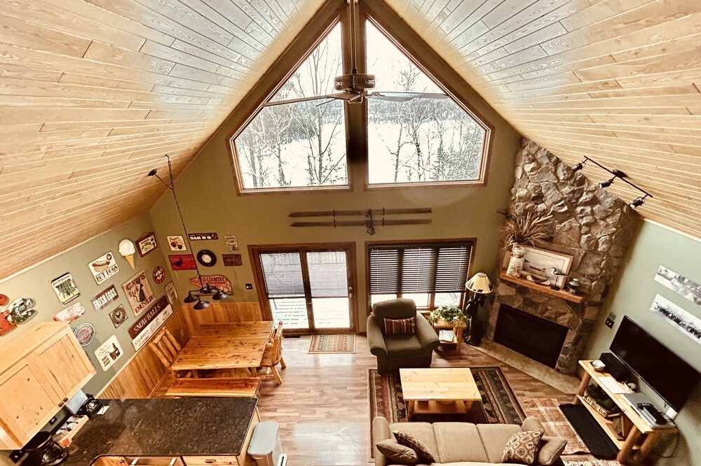 Well-appointed lakefront villa with gameroom at Giants Ridge