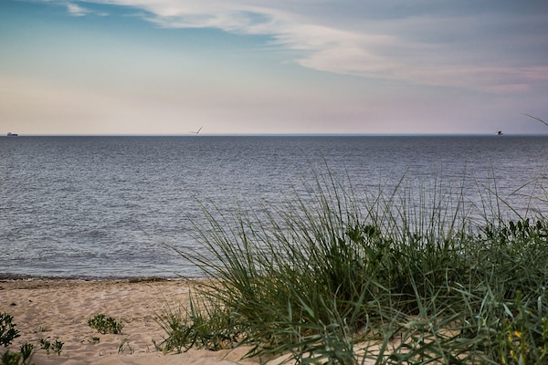En la playa, sillas reclinables de playa