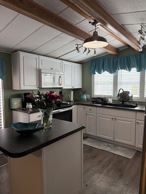 Kjøleskap, mikrobølgeovn, ovn og kokeplater