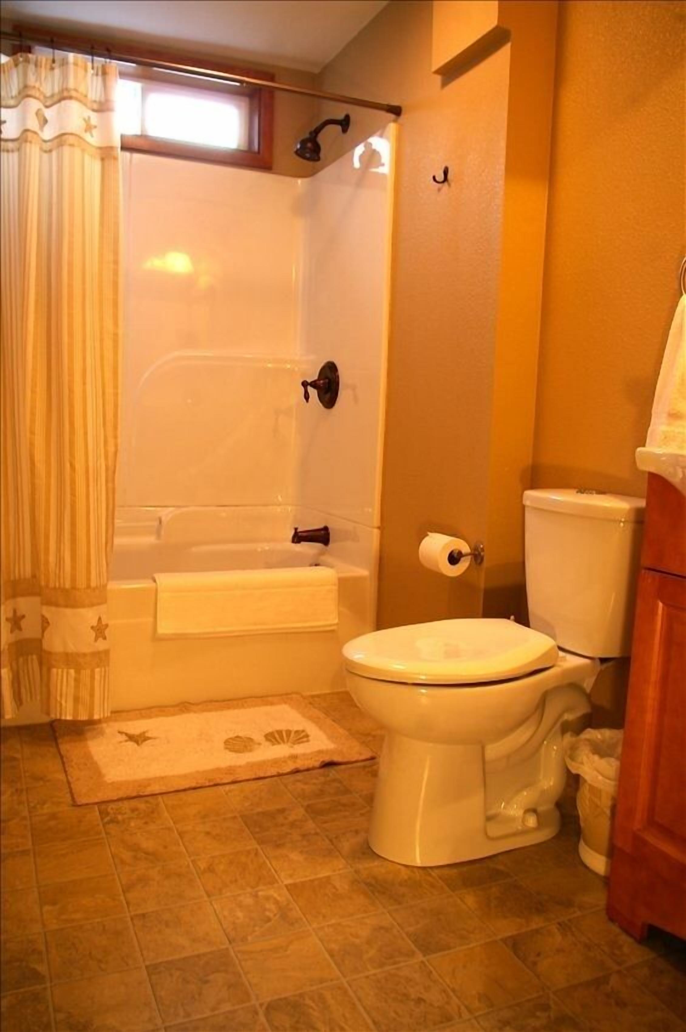 *Charming Home Located in the Heart of Historic Uniontown District* 2to12 guests