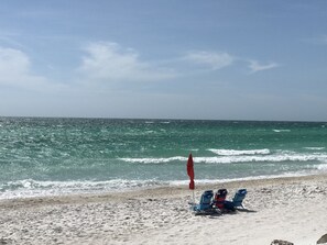 Chaise longue, serviettes de plage