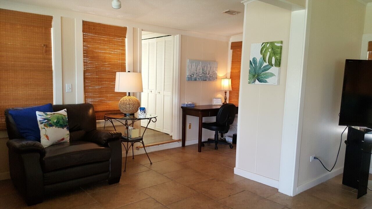 Beautiful Montina Beach on Lake Travis - Walk to the Water!