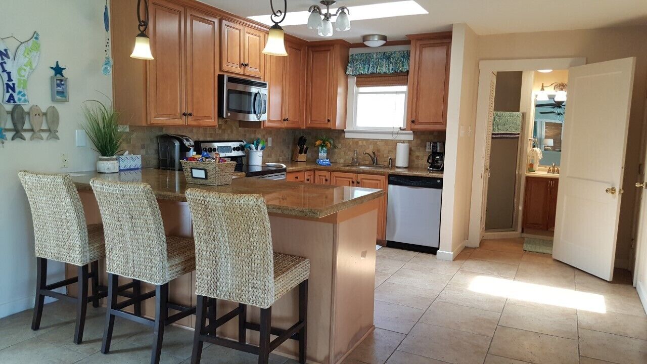 Beautiful Montina Beach on Lake Travis - Walk to the Water!