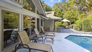 Un espace aménagé au bord de la piscine, avec des chaises longues et une piscine.