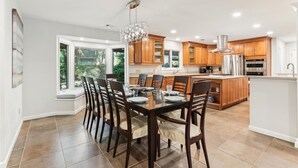 Une cuisine moderne avec des meubles en bois, un îlot central et des appareils électroménagers en acier inoxydable.