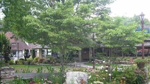 A garden with a variety of flowers and plants, a stone bench, and a pathway leading to a building with a sign that reads "GALLERIES." - LABOR DAY WKEND $175/NGHT SPECIAL! 
A CANCELLATION =GREAT HOLIDAY OPP 4 U!





 (Gatlinburg)