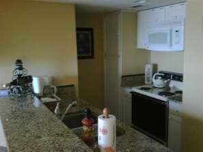 Fridge, microwave, dishwasher, coffee/tea maker - one of the most beautiful condos in sugarbeach  totally remodeled and updated gr (Orange Beach)