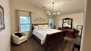 3 Schlafzimmer, Schreibtisch, Bügeleisen/Bügelbrett, Reisekinderbett