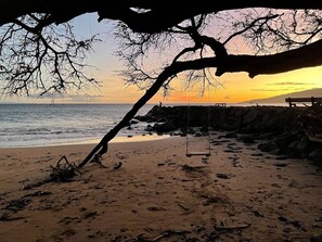 Beach nearby, sun loungers, beach towels