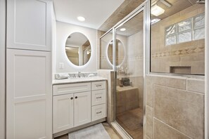 Combined shower/bathtub, hair dryer, towels, soap - Beautifully updated SeaPines beach villa, Pet friendly, On site pool (Hilton Head Island)
